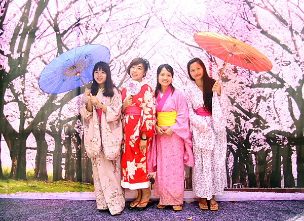 Thiếu nữ Việt làm duyên với yukata truyền thống Nhật Bản - 3 Một nhóm bạn yêu thích văn hóa Nhật Bản không bỏ qua cơ hội thể hiện niềm đam mê của mình. Thời tiết mát mẻ của ngày cuối tuần giúp các bạn trẻ thỏa sức tham gia các hoạt động của hội chợ.
