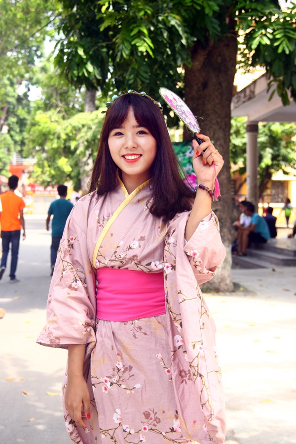 Thiếu nữ Việt làm duyên với yukata truyền thống Nhật Bản - 2 Yukata là một loại kimono của xứ sở hoa anh đào, thường được mặc trong các dịp lễ hội mùa hè.