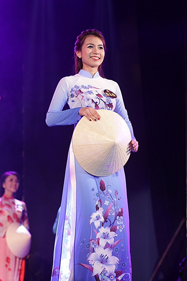 Thiếu nữ duyên dáng với tà áo dài trong đêm hội tài sắc - 4 Vi Kỳ Anh dịu dàng trong tà áo dài mang sắc trắng – tím và chiếc nón lá gợi nhắc những người con gái miền Trung