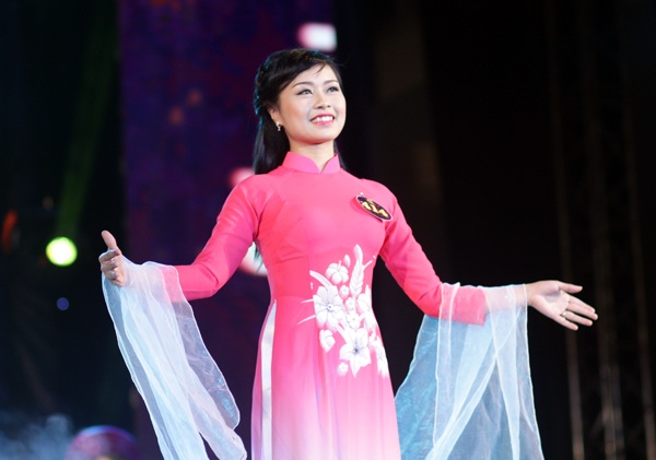 Thiếu nữ duyên dáng với tà áo dài trong đêm hội tài sắc - 6 Cô giáo tương lai Đào Thị Hoài diện trang phục áo dài hồng đầy nữ tính