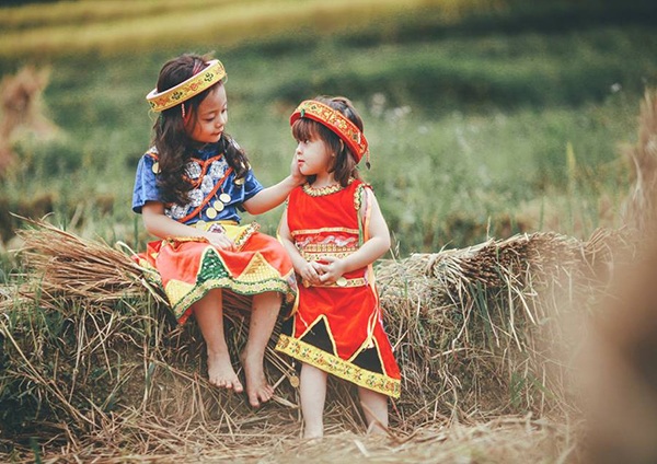 Bộ ảnh em bé 5 tuổi trải nghiệm cuộc sống trên cánh đồng Hà Giang - 6 Hai chị em rất ăn ý trong các trò chơi và chụp ảnh