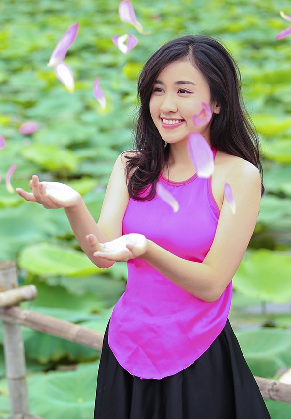 Nữ sinh Việt khắp năm châu rạng ngời khoe sắc - 11
Nữ sinh Lê Phương Thảo, đang theo học ngành quản trị thương hiệu thời trang tại Istituto Marangoni Paris (Pháp). Quan điểm sống của Thảo là luôn giữ được cân bằng giữa chơi và học, gia đình, bạn bè, luôn sống hết mình, cố gắng cho những mục tiêu của bản thân để không hoài phí tuổi xuân.