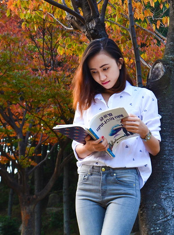 Nữ sinh Việt khắp năm châu rạng ngời khoe sắc - 5
Võ Thị Thùy Linh, du học sinh Hàn Quốc, cô nhận được học bổng 2 năm học tập ở Hàn Quốc sau khi kết thúc 4 năm ĐH Tài chính Marketing chuyên ngành Marketing. Ngoài ra khi còn ở Việt Nam từ năm 3 ĐH Linh đã được nhận vào chương trình Internship full time tại vị trí Account Manager của công ty truyền thông Vision21.