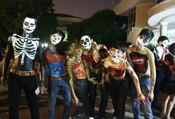 Nữ sinh Báo chí hóa thây ma đón Halloween sớm - 6 Các chàng trai có phần táo bạo hơn khi phủ lên toàn bộ gương mặt và nửa cơ thể lớp sơn hóa trang hình bộ xương, Người nhện...