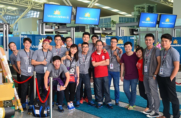 Đoàn Việt Nam làm thủ tục check-in lên chuyến bay đi Nhật Bản tham dự chương trình Tàu thanh niên Đông Nam Á - Nhật Bản