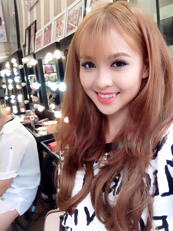 Nữ sinh Công nghiệp xinh xắn xuống đường "ôm từ thiện" - 2 Cô gái tham gia Ôm 5 ngàn là Nguyễn Huyền Giang