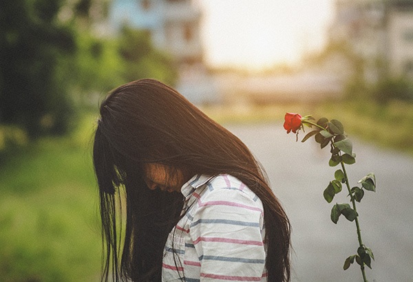 Phụ nữ như những bông hồng. Những ông chồng cần nâng niu, chăm sóc chứ không phải vùi dập.