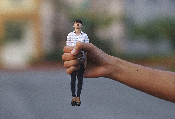 Người phụ nữ bị giam cầm, thâu tóm tất cả mọi quyền lực và sức lực.