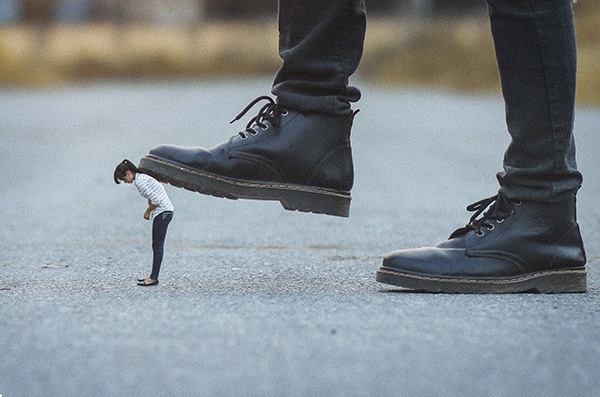 Dẫm đạp lên lưng những người vợ sau khi cả ngày họ cũng trải qua biết bao công việc.