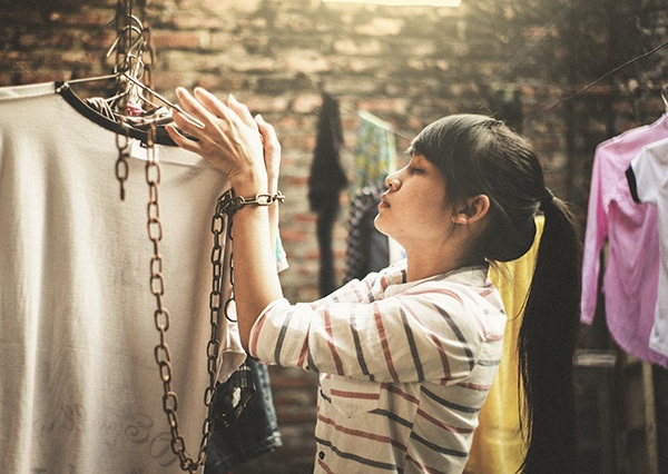 Đôi lúc những người phụ nữ muốn nhắm mắt lại và quên đi tất cả, họ như những cỗ máy thiếu tình cảm.