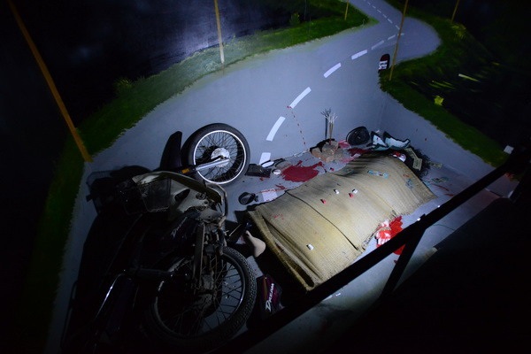 Hiện trường như một vụ tai nạn xe cộ ám ảnh người xem.