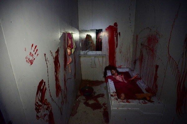 
Hình ảnh đẫm máu như phim kinh dị khiến nhiều người không dám nhìn dù biết là giả
