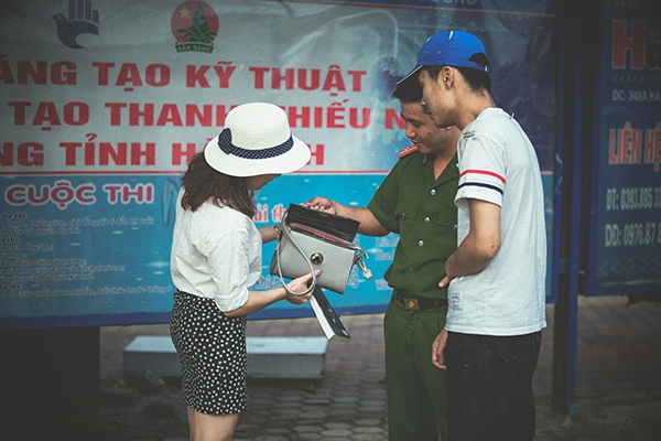 Chuyện tình cặp đôi “nhờ bắt cướp mà nên duyên vợ chồng” - 5 Chiếc túi xách được trả lại cho chị Tuyết là nhân duyên gặp gỡ của cặp đôi này