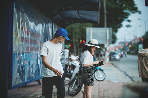Chuyện tình cặp đôi “nhờ bắt cướp mà nên duyên vợ chồng” - 1 Thu Tuyết không hay biết mình bị tên cướp để ý, nàng vẫn cắm cúi đọc sách