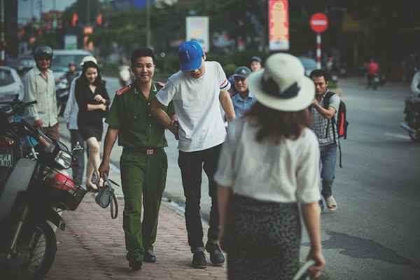 Chuyện tình cặp đôi “nhờ bắt cướp mà nên duyên vợ chồng” - 4 Cảnh anh hùng cứu mỹ nhân được tái hiện
