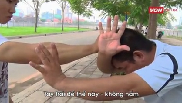 Clip “tuyệt chiêu" tự vệ dành cho bạn gái khi bị túm tóc - 1 Võ sư chỉ cách hóa giải khi bị nắm tóc là choãi chân rộng, giữ thăng bằng, sau đó dùng hai tay khóa, gạt tay của đối phương