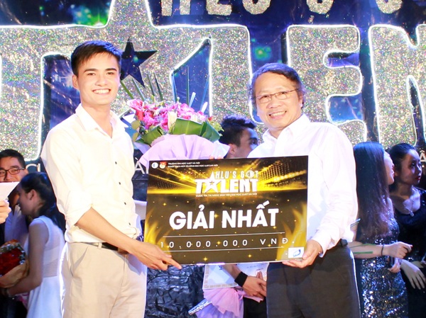 Nữ sinh Luật vẽ tranh bằng... lửa - 6 Nguyễn Văn Quân nhận giải Nhất của cuộc thi Tài năng Đại học Luật Hà Nội.