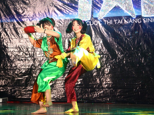 Nữ sinh Luật vẽ tranh bằng... lửa - 4 Hai cô gái dễ thương nhóm Tinkerbell múa dân gian điệu Múa Tễu vui hội