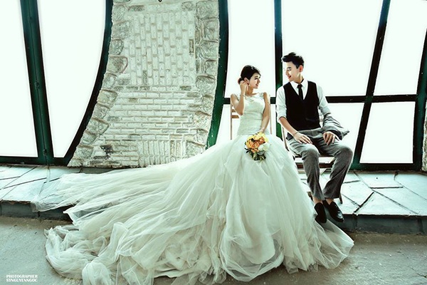 Em gái xinh đẹp của vlogger Huy Me sắp lên xe hoa - 1 Bộ ảnh cưới của Trang Lou và Tùng Sơn đẹp như quảng cáo sản phẩm mùa cưới trên tạp chí