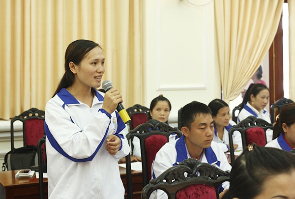 Cô Phùng Thị Huyền - cô giáo trẻ nhất được tuyên dương trong chương trình Chia sẻ cùng thầy cô đóng góp ý kiến với lãnh đạo Bộ GD&ĐT