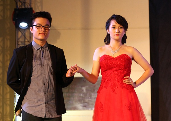 Lộ diện cặp đôi đại sứ tài năng THPT Chu Văn An - 4 Cặp đôi đa tài Phạm Nguyễn Tuấn Linh và Nguyễn Ngọc Linh. Tuấn Linh từng đạt giải Ba cuộc thi Tìm kiếm đại sứ thư viện thông minh.