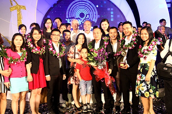 Sau lễ trao giải, các nhà khoa học cùng gia đình, bạn bè chuẩn bị cho buổi liên hoan chúc mừng