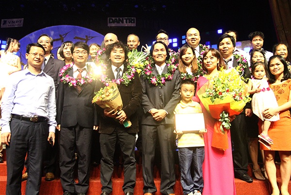 Giải nhất CNTT Triển vọng - Nhóm nghiên cứu thuộc Trung tâm Quốc tế Nghiên cứu và Phát triển Công nghệ định vị sử dụng vệ tinh (NAVIS) - Trường Đại học Bách Khoa Hà Nội và người thân mừng chiến thắng