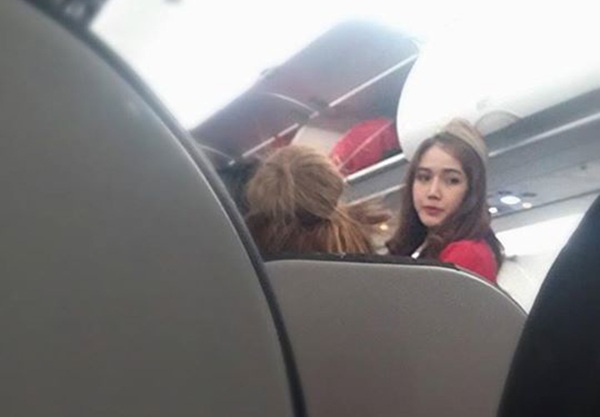 Nữ tiếp viên hàng không xinh đẹp “gây sốt” vì ảnh chụp lén - 4 Nhiều hành khách từng chụp lén nữ tiếp viên này.