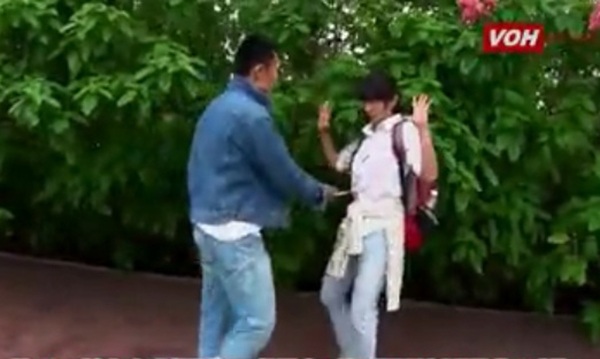 Nếu bị côn đồ đe dọa bằng dao, bạn hóa giải thế nào? - 1 Clip dạy cách đối phó với tình huống bị khống chế bằng dao, vật nhọn