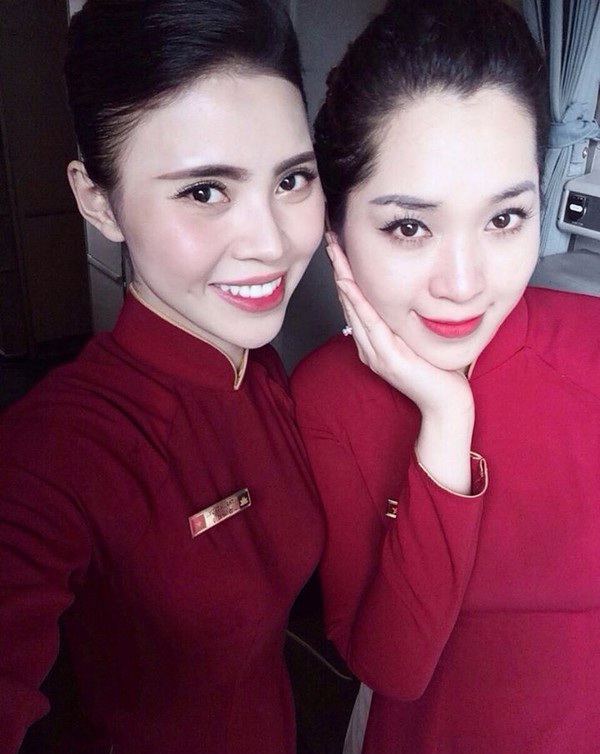 Những tiếp viên hàng không xinh đẹp khiến dân mạng “chao đảo” - 7 Nữ tiếp viên hàng không Hoàng Thanh Thúy và bạn đồng nghiệp