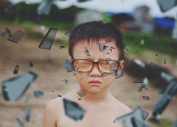 Bộ ảnh siêu thực cảnh báo về vấn nạn cận thị ở trẻ em - 3 Những đứa bé muốn chiếc kính vỡ tan ra. Cửa sổ tâm hồn của em cần được tự do.