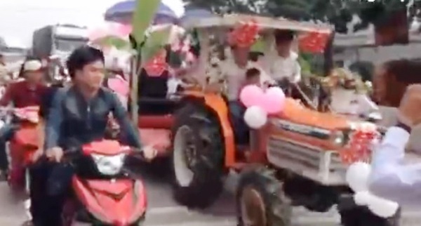 Màn rước dâu bằng máy cày xôn xao đường phố Nghệ An - 1 Hình ảnh đoàn rước dâu bằng máy cày trong clip