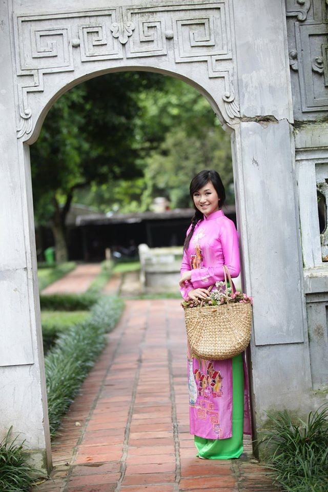 Nguyễn Hiền Trang sinh năm 1993, là DHS George Mason University, USA. Cô là Miss Hoa Anh Đào – DC 2014 do Hội Thanh niên Sinh viên Hoa Kỳ tổ chức. Cô có mặt trong ban chấp hành Hội Thanh niên Sinh viên Việt Nam tại Washington D.C