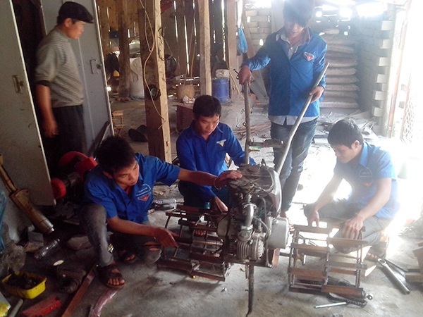 Nam sinh vùng cao chế tạo thành công máy bừa mini cho ruộng bậc thang - 1 Chiếc máy bừa do Chức sáng chế đang giúp ích cho công việc đồng áng của người dân huyện Hoàng Su Phì, Hà Giang.
