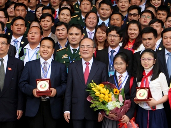 Đỗ Nhật Nam: Muốn chứng tỏ Việt Nam với năm châu - 1 Đỗ Nhật Nam cùng các đại biểu Đại hội Tài năng trẻ Việt Nam lần thứ 2 vừa có buổi tiếp kiến Chủ tịch Quốc hội Nguyễn Sinh Hùng