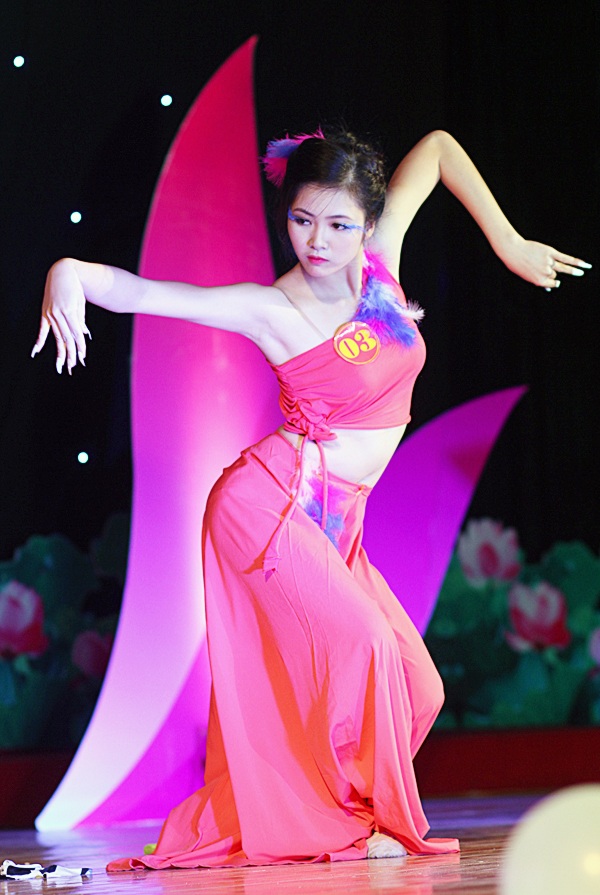 Hoa khôi Học viện An ninh duyên dáng trong vũ điệu "hút hồn" - 2 Điệu múa uyển chuyển khoe trọn những đường cong quyến rũ