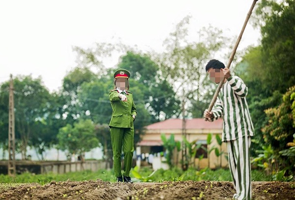 Ảnh cưới ý tưởng "quản giáo - tù nhân" gây xôn xao mạng - 2 Ảnh cưới ý tưởng "quản giáo - tù nhân" gây xôn xao mạng - 2