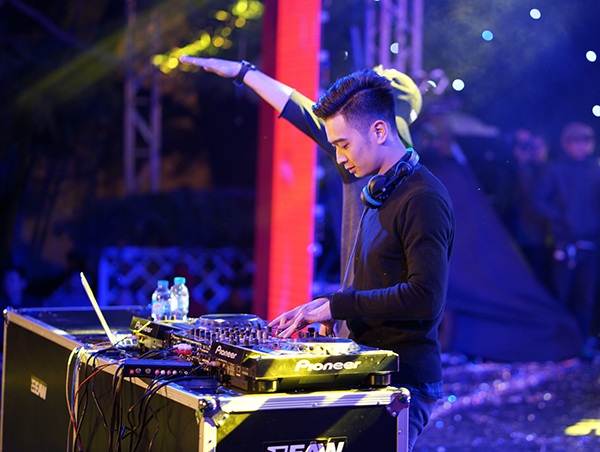 DJ THe Remix Slim V thổi hồn cho đêm hội của SV trường Thăng Long
