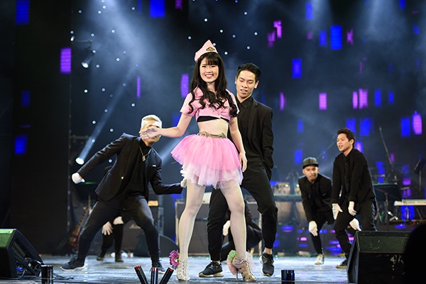 Nữ sinh ĐH thăng Long quyến rũ trong những thiết kế mỏng manh giữa trời giá rét