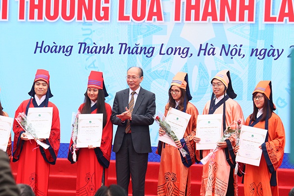 Đồ án "làng nổi ở Trường Sa" đoạt giải Loa thành - 1 Trao giải Loa thành năm 2015 tại Hoàng thành Thăng Long (Hà Nội)