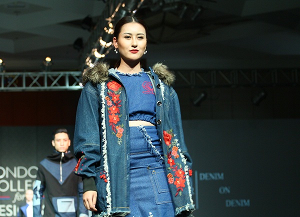 Một thiết kế bằng chất liệu denim của sinh viên do Hà trình diễn