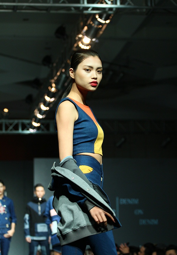 Hot girl Hà Lade tự tin nở nụ cười trên sàn catwalk - 10