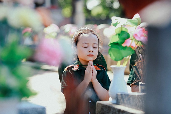 Bộ ảnh xúc động của các bé mẫu giáo trong màu áo lính - 5 Ở nơi đây, các bé thấu hiểu được sự gian lao, vất vả mà các chiến sĩ của chúng ta đã trải qua