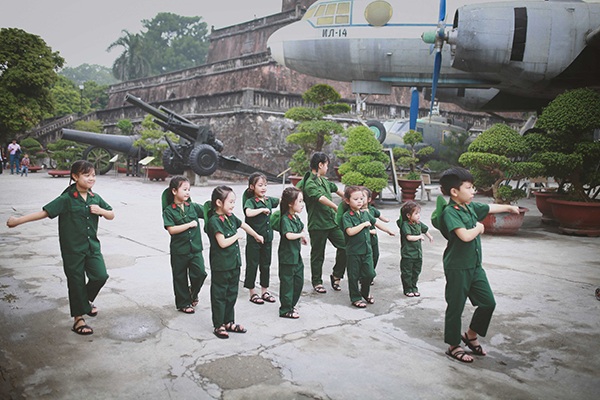 Bộ ảnh xúc động của các bé mẫu giáo trong màu áo lính - 2 Các bé còn được phụ huynh đưa đi tham quan Bảo tàng quân sự để hiểu rõ hơn về sự hi sinh và chiến công của các chiến sĩ quân đội nhân dân