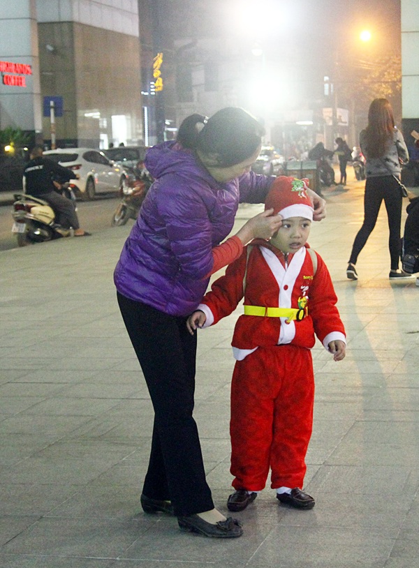 Nhộn nhịp “ông già Noel nhí” đổ bộ xuống phố dịp Noel - 3 Nhộn nhịp “ông già Noel nhí” đổ bộ xuống phố dịp Noel - 3