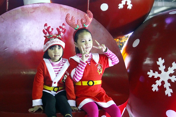 Nhộn nhịp “ông già Noel nhí” đổ bộ xuống phố dịp Noel - 7 Nhộn nhịp “ông già Noel nhí” đổ bộ xuống phố dịp Noel - 7