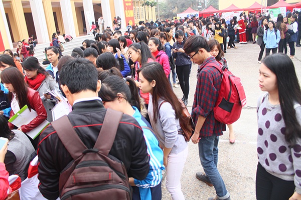 Hàng ngàn sinh viên tham gia Ngày hội việc làm khối ngành kinh tế tại ĐH Thương mại ngày 23/12