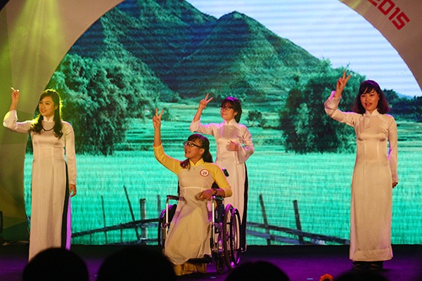 Giải Nhì - Nguyễn Phương Linh thể hiện năng khiếu hát múa bằng ngôn ngữ kí hiệu.