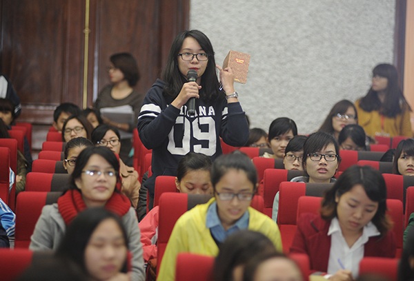 Sinh viên đặt câu hỏi cho các nhà tuyển dụng