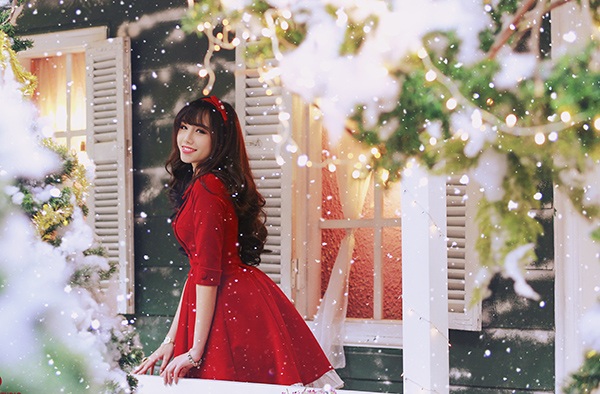 Ảnh Noel xinh "lung linh" của hotgirl Ngân Búng trước khi lên xe hoa - 1